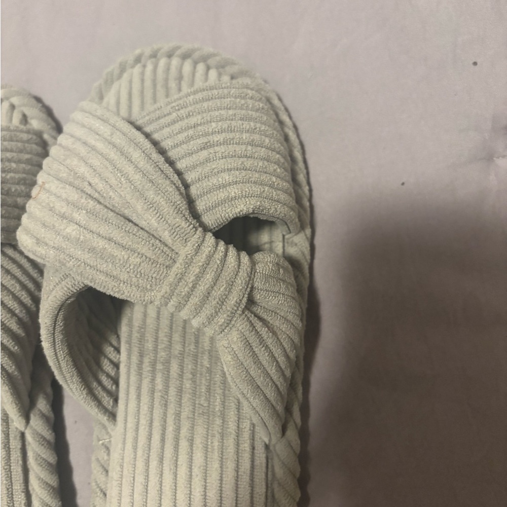 Stylish Gray Ribbed Slippers - Picture 5 of 6